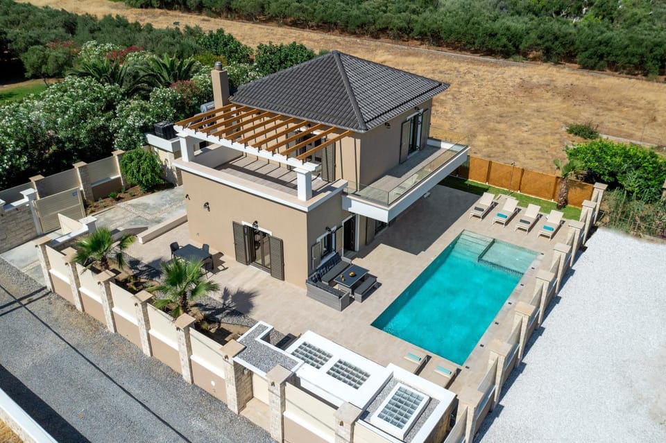 Bird's eye view, Pool view