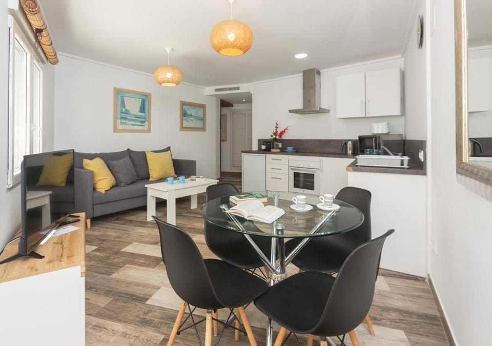 Kitchen or kitchenette, Seating area, Dining area, oven, stove