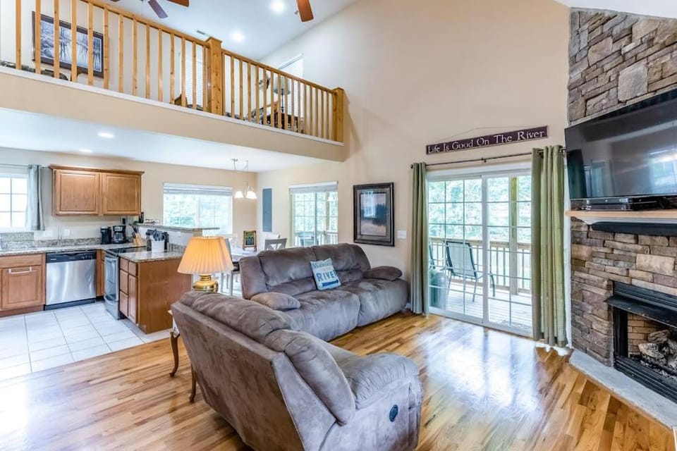 Full Stream Ahead House in Qualla
