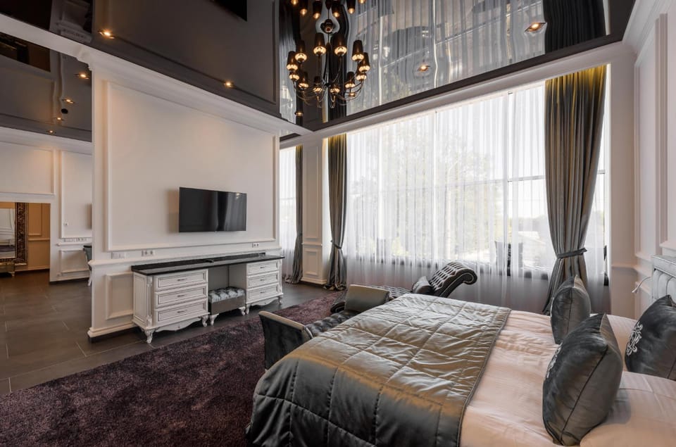 Bed, TV and multimedia, Bedroom