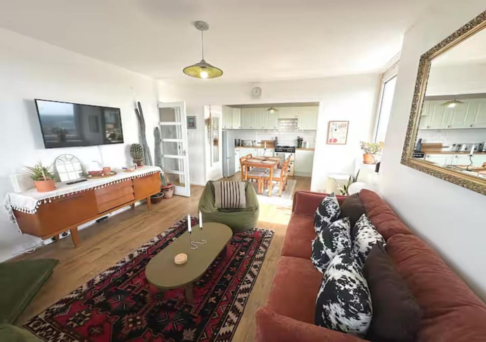 Stylish flat near London Bridge with balcony views - Pass the Keys Apartment in London Borough of Southwark