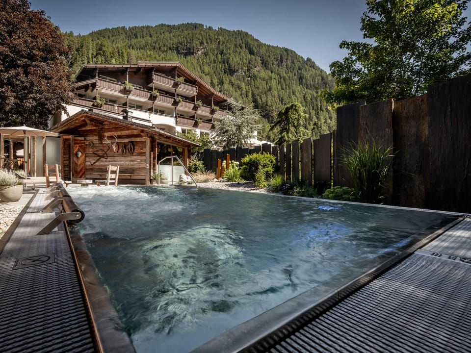 Hot Tub, Swimming pool