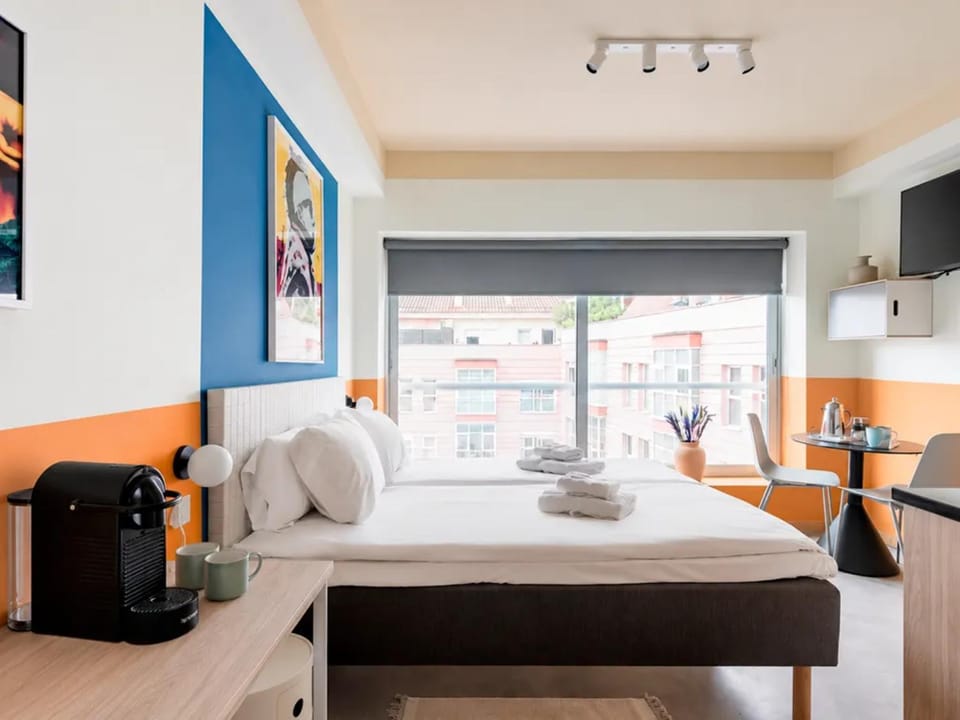 Bed, Photo of the whole room, Seating area, Bedroom, towels