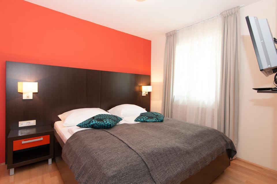 Communal lounge/ TV room, Bed, TV and multimedia, Photo of the whole room, Evening entertainment, Bedroom