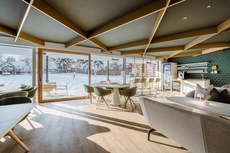 Lounge or bar, Seating area, Breakfast