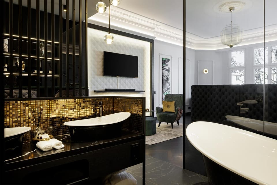 Bathroom, TV and multimedia, Seating area, Bath