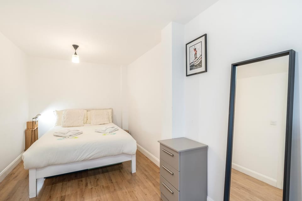 Bed, Photo of the whole room, Bedroom, wardrobe