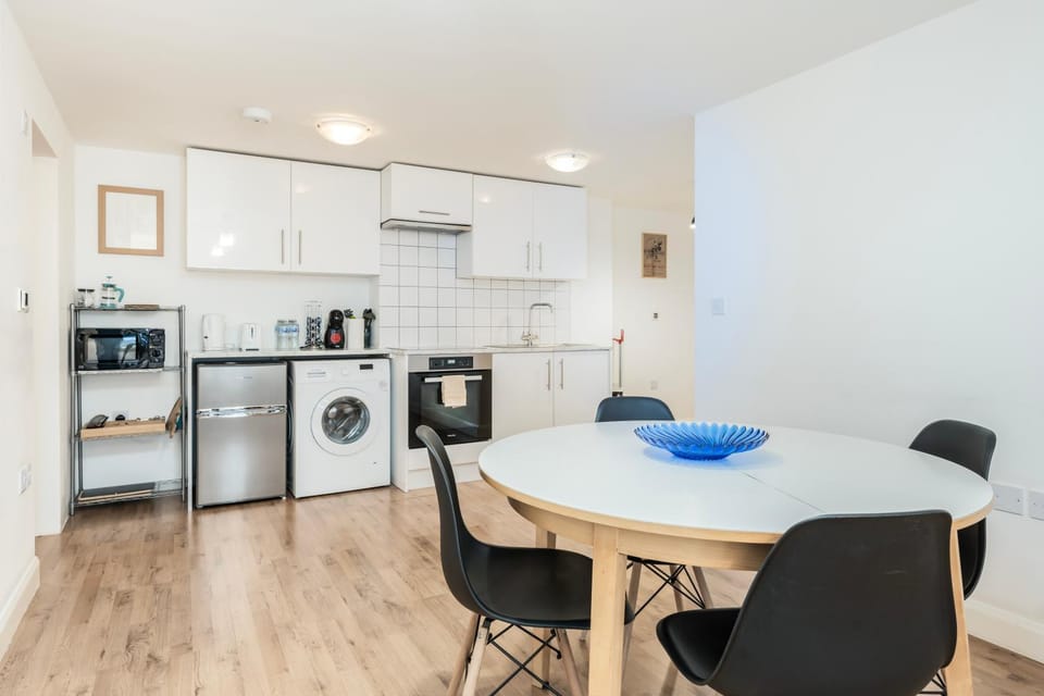 Coffee/tea facilities, Kitchen or kitchenette, Living room, Seating area, Dining area, stove, toaster, washing machine