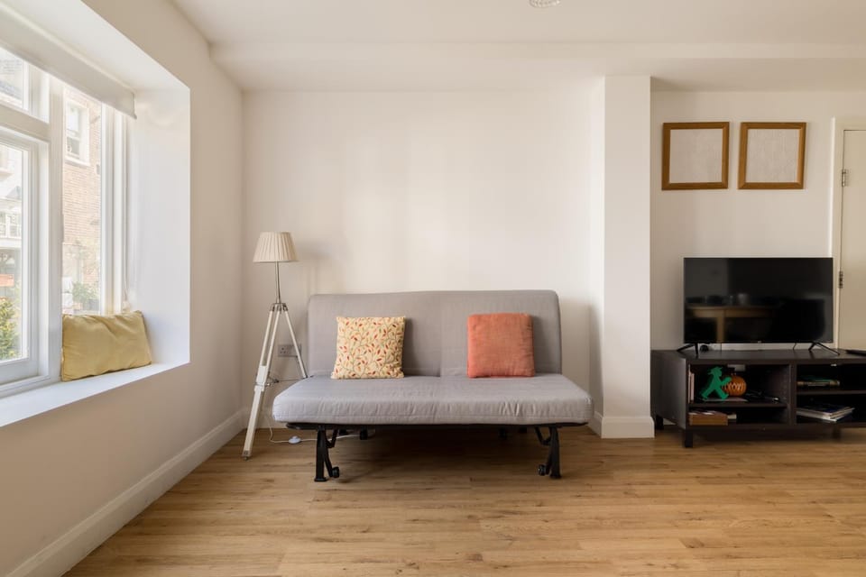 Bed, Living room