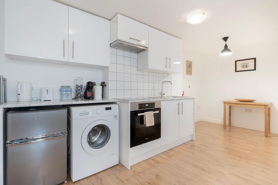 Coffee/tea facilities, Kitchen or kitchenette, oven, stove, toaster, washing machine