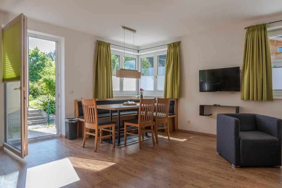 TV and multimedia, Living room, Dining area