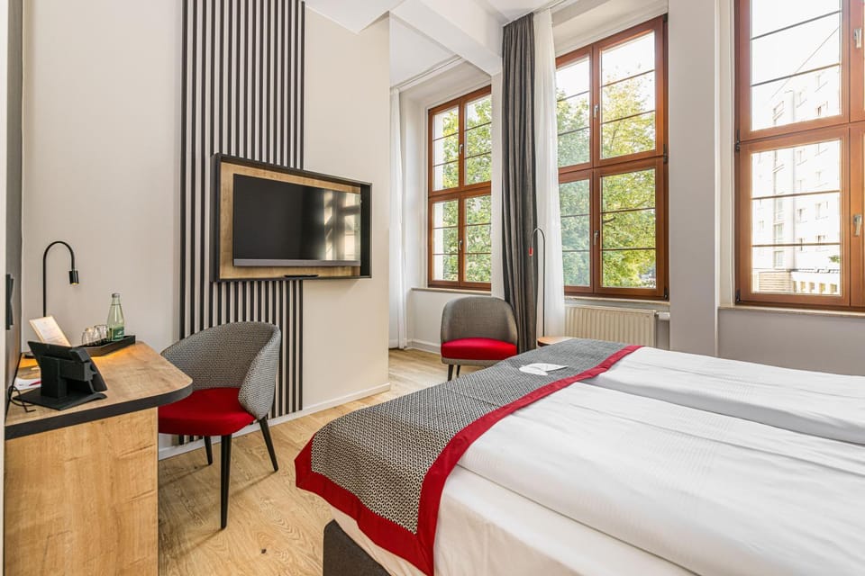 Bed, TV and multimedia, Photo of the whole room, Bedroom, hair dresser