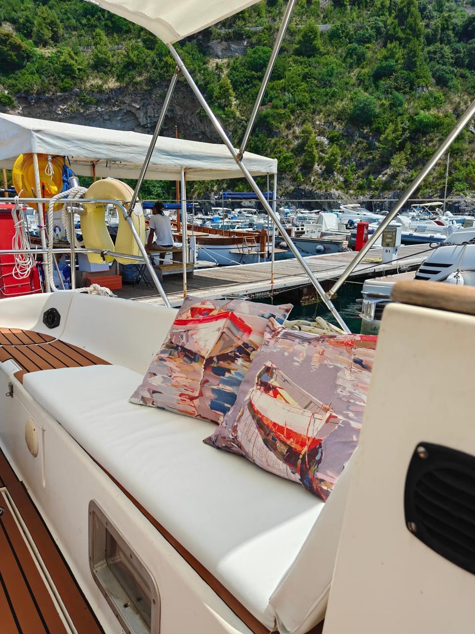 Dormire in Barca a Vela Docked boat in Maratea