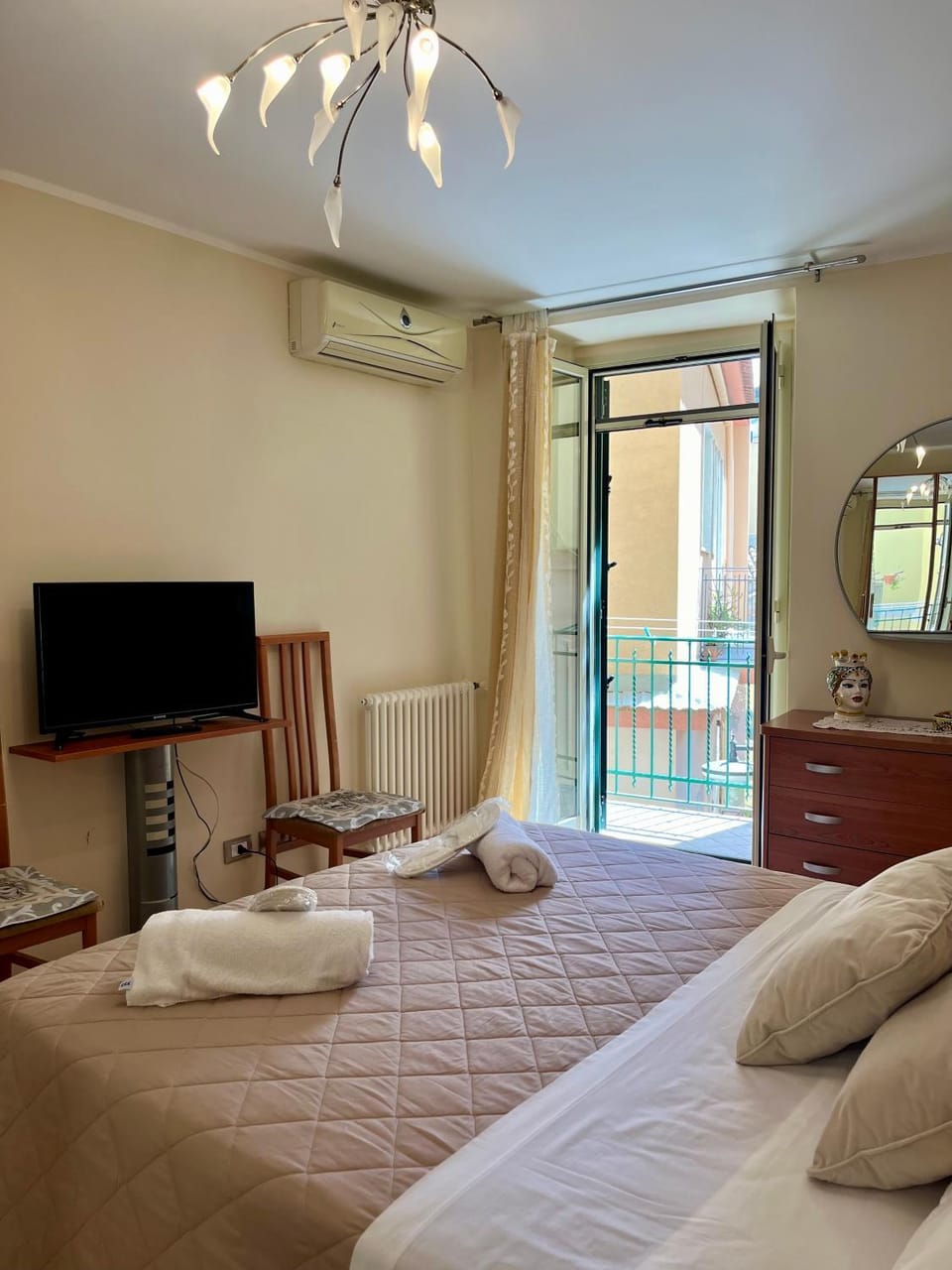 Bed, TV and multimedia, Photo of the whole room, Bedroom, towels, air conditioner