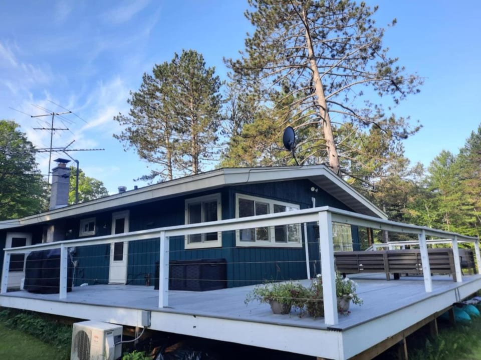 Whole home, private lake, sauna, WFH office House in Michigan