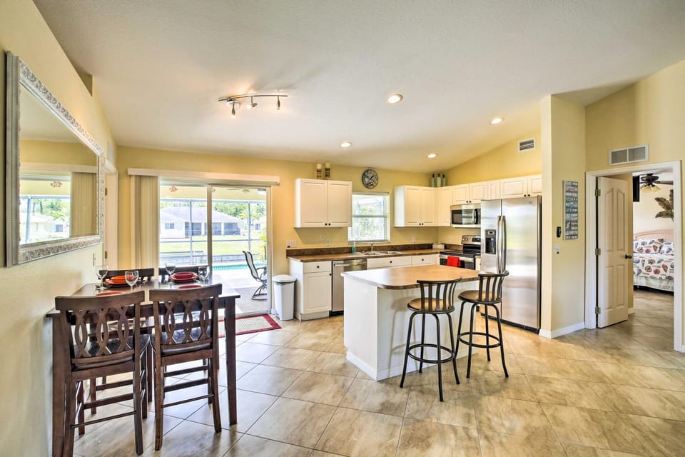 Dock & Canal Access: Cape Coral Family Home House in Cape Coral