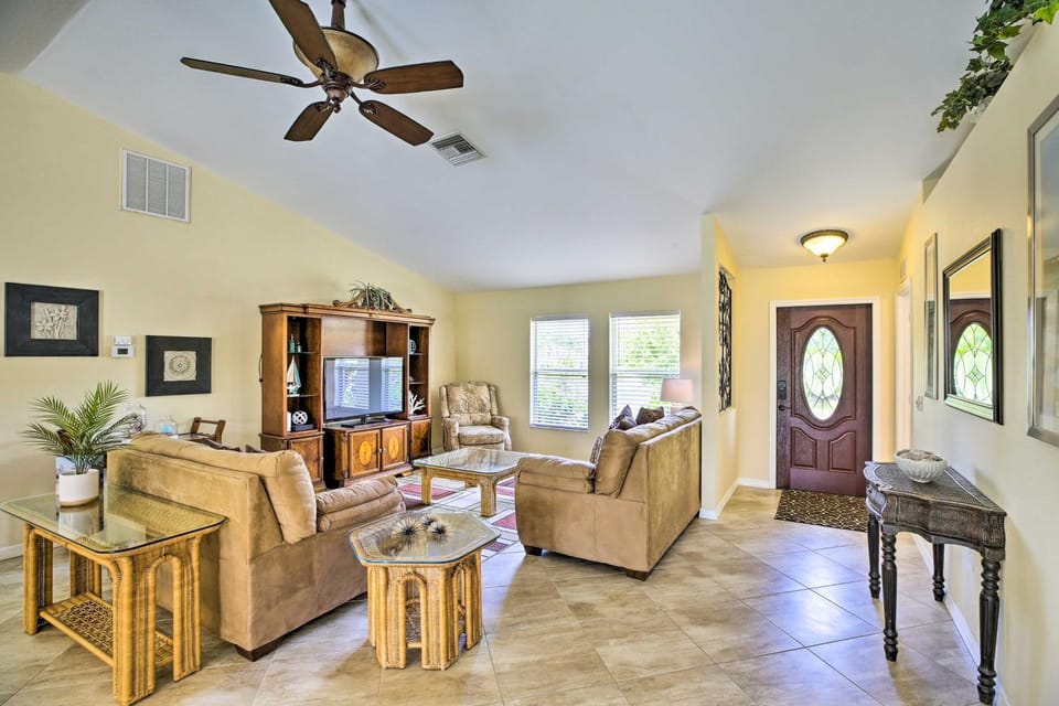Dock & Canal Access: Cape Coral Family Home House in Cape Coral