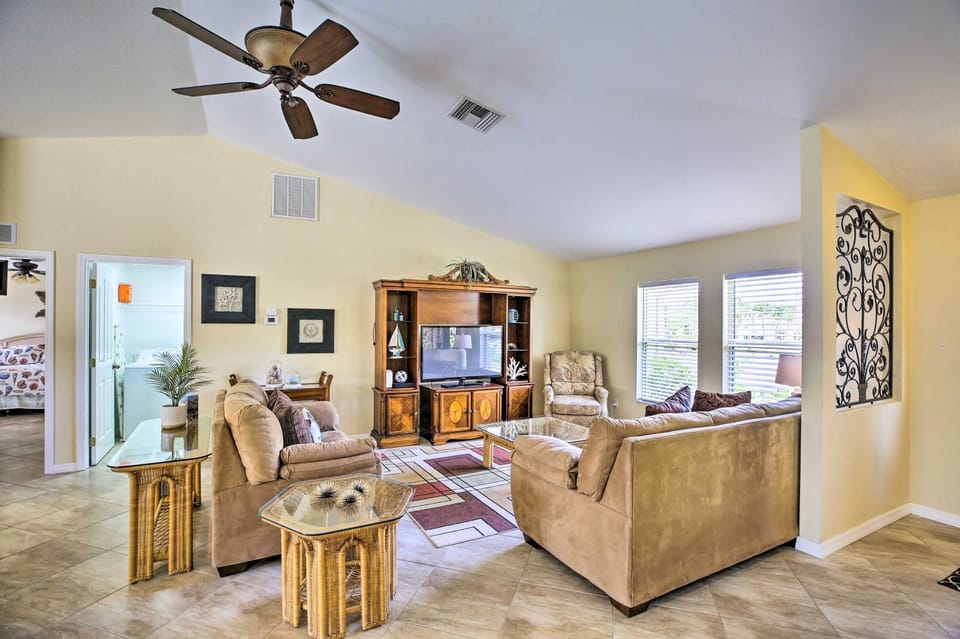 Dock & Canal Access: Cape Coral Family Home House in Cape Coral