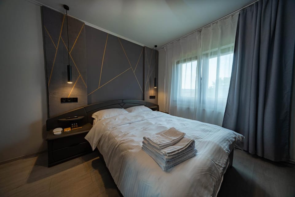 Bed, Bedroom, towels