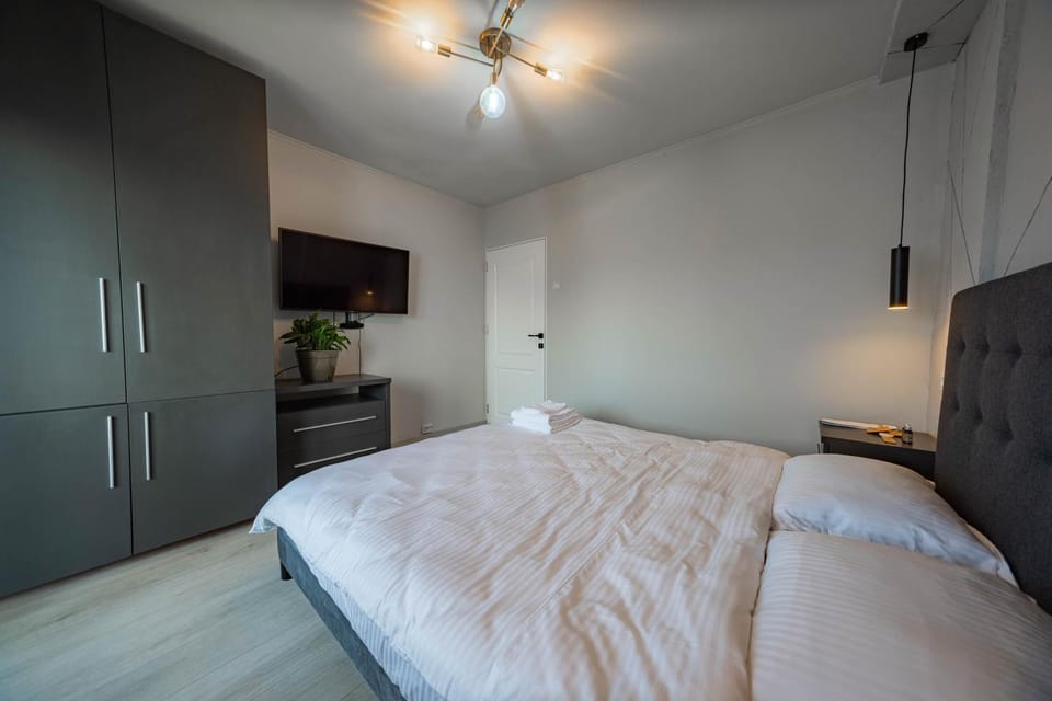 Bed, TV and multimedia, Bedroom, wardrobe