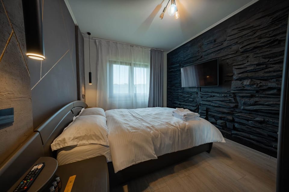 Bed, TV and multimedia, Bedroom, towels