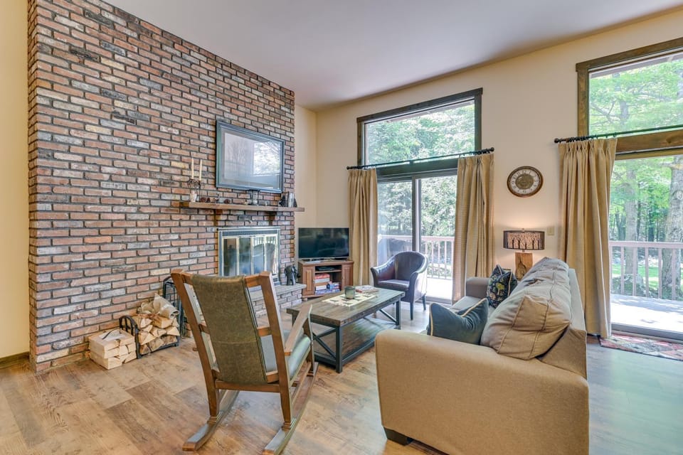 Windham Retreat w/ Private Deck & Mtn Views! House in Capital District, NY, USA