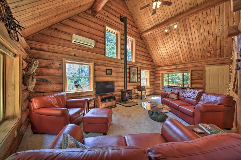 Large Cabin with Fire Pit and Grill on 34 Acres! Cabin in Sagle