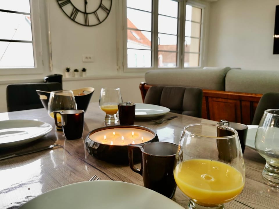 Living room, Food and drinks, Drinks