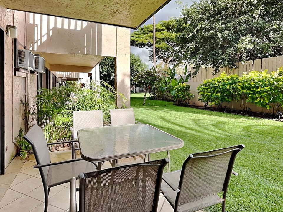 Patio, Day, Garden, Seating area, Dining area, Garden view