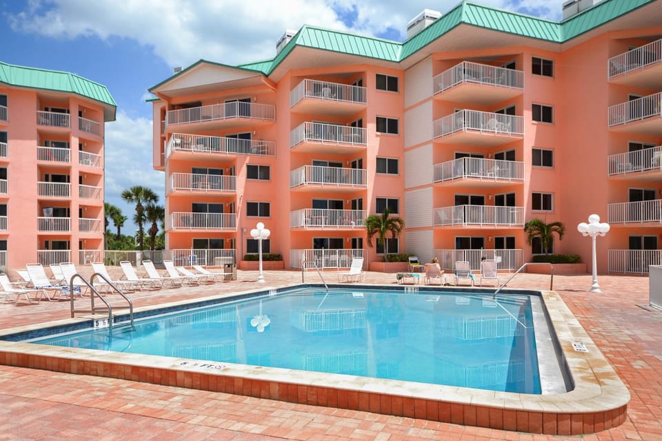 Property building, Balcony/Terrace, Swimming pool