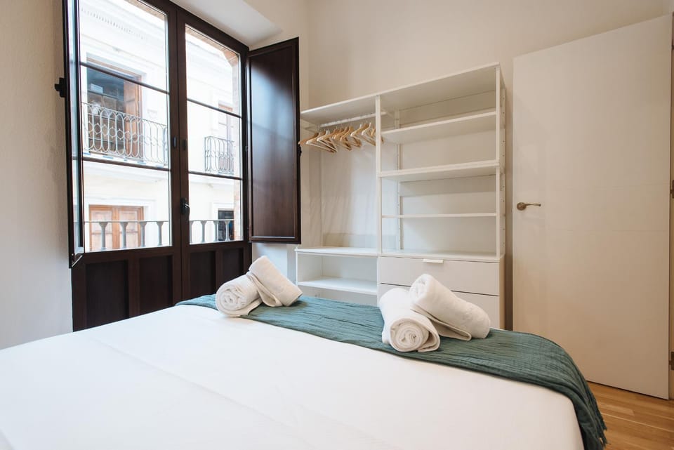 Bed, Photo of the whole room, Bedroom