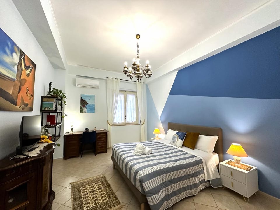 Bed, Seating area, Bedroom, air conditioner