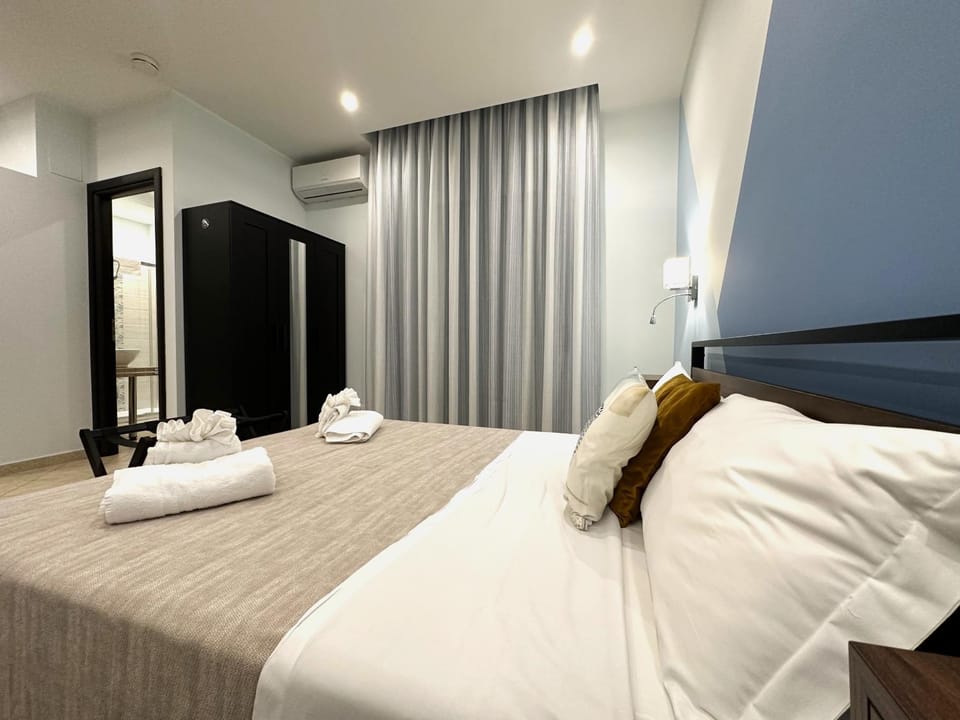 Bedroom, wardrobe, air conditioner