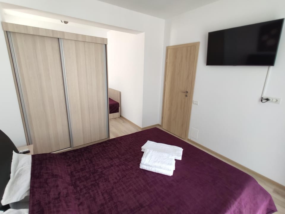 Bed, TV and multimedia, Photo of the whole room, Bedroom
