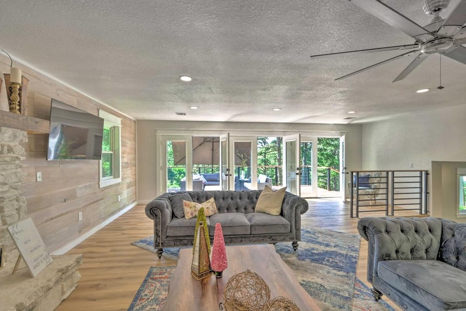 Upscale Cottage with Furnished Lake-View Deck! House in Beaver Lake