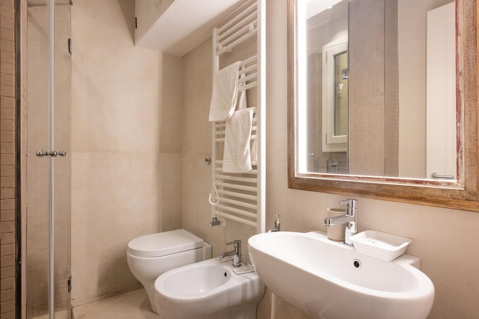 Shower, Toilet, Bathroom, bidet, towels