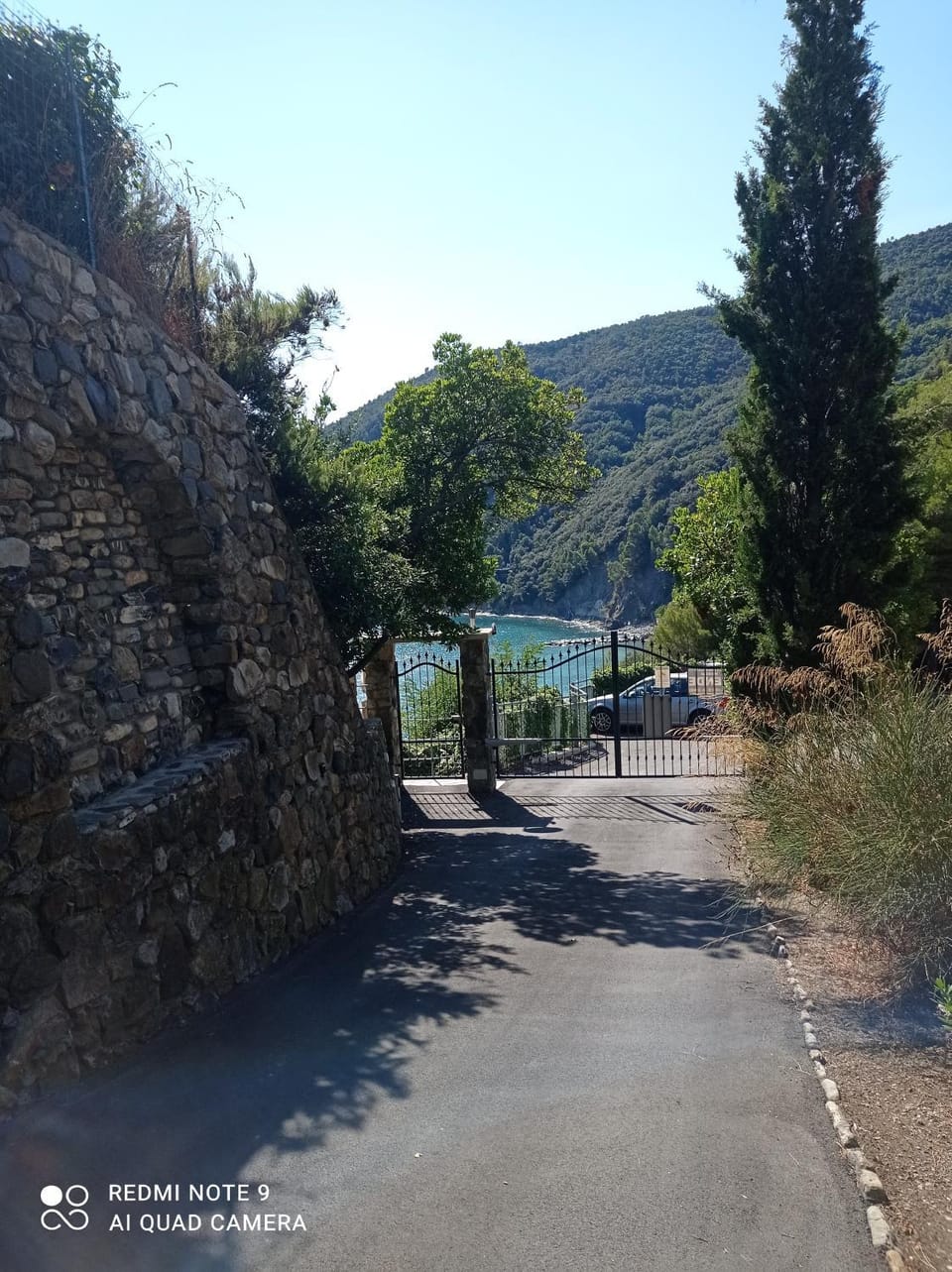 Facade/entrance, Neighbourhood