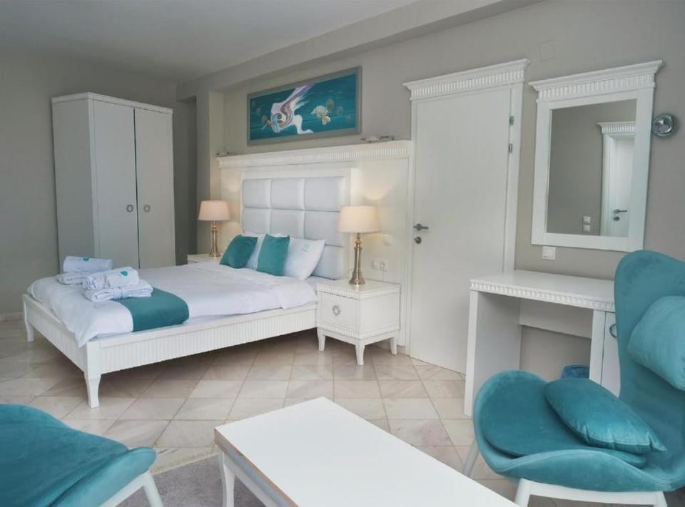 Bed, Living room, Photo of the whole room, Seating area