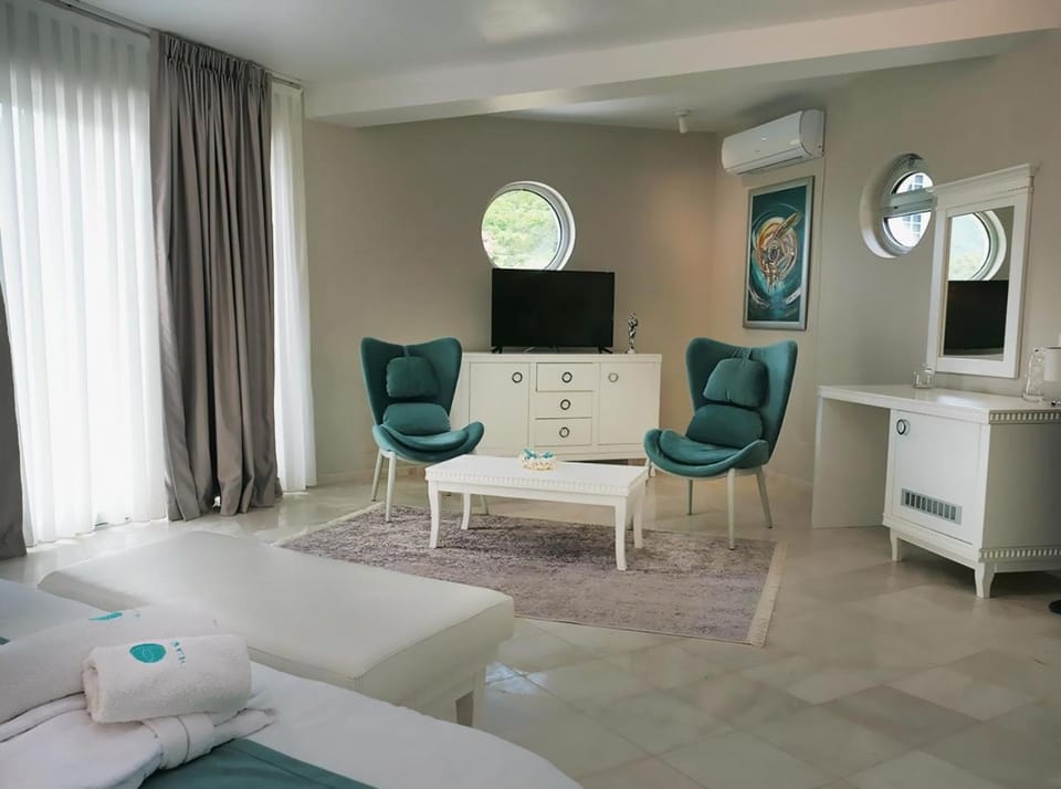 Communal lounge/ TV room, Bed, TV and multimedia, Seating area, Evening entertainment, Bedroom