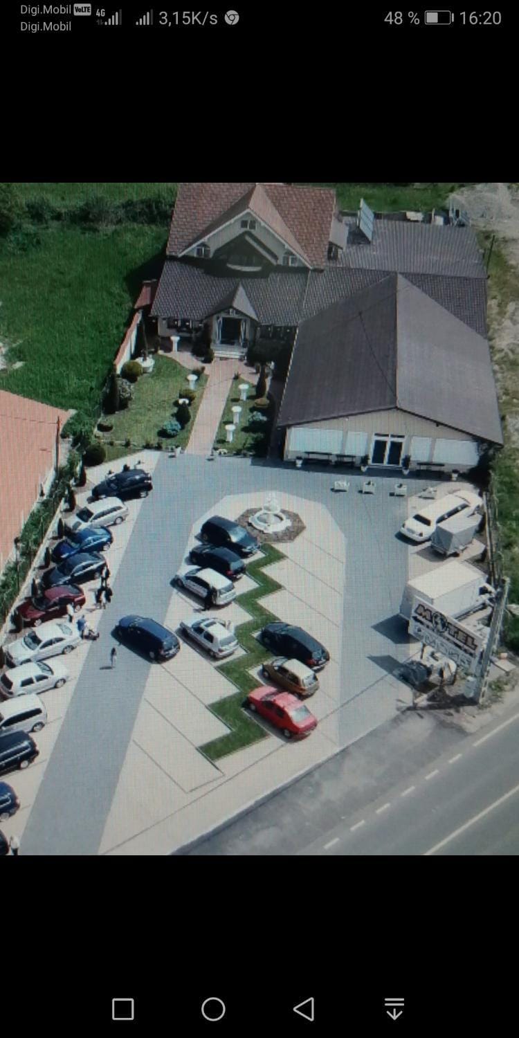 Bird's eye view, Location, Parking