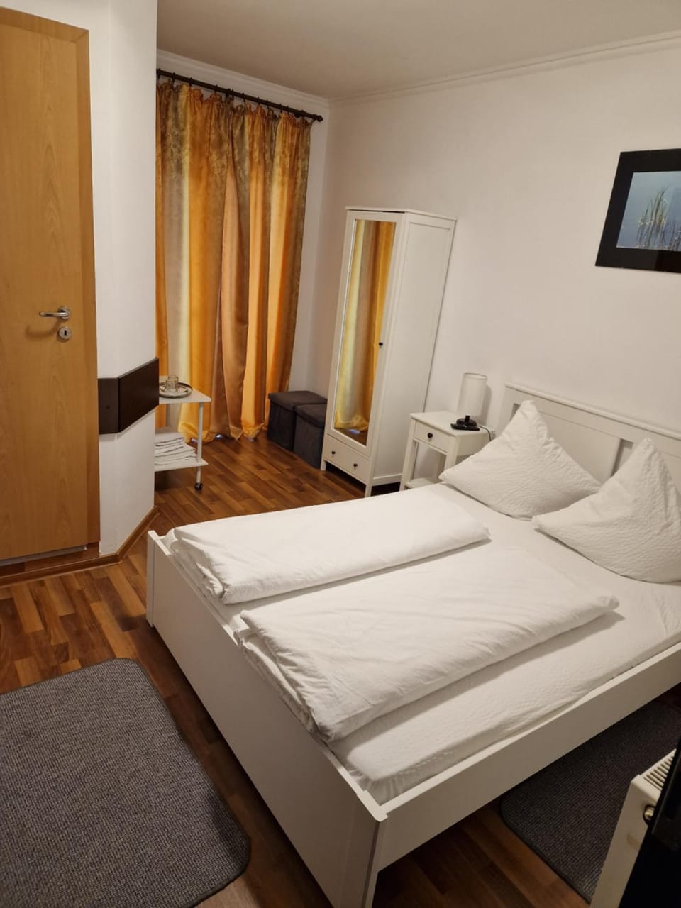 Bed, TV and multimedia, Photo of the whole room, Bedroom, towels, wardrobe