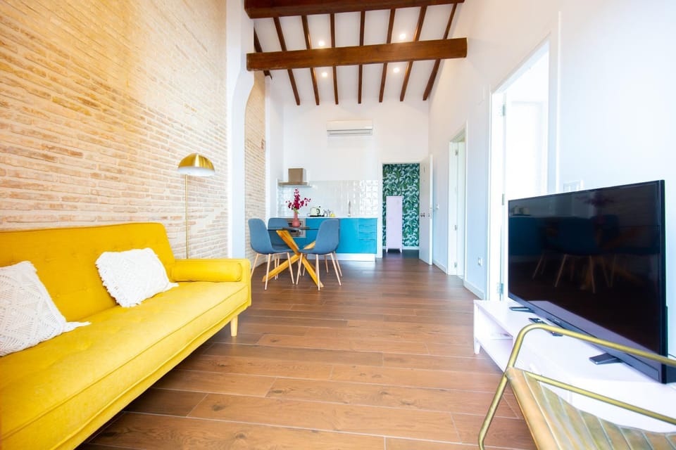 TV and multimedia, Living room, Photo of the whole room, Seating area, internet