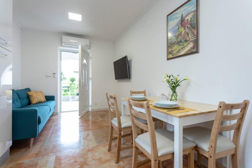 Living room, Seating area, Dining area, air conditioner
