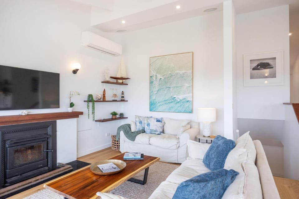 TV and multimedia, Living room, Seating area, flat iron, air conditioner