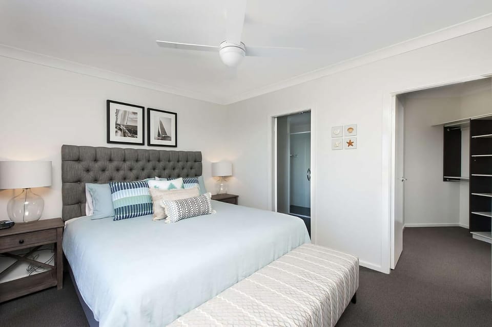 Bed, Photo of the whole room, Bedroom, fireplace