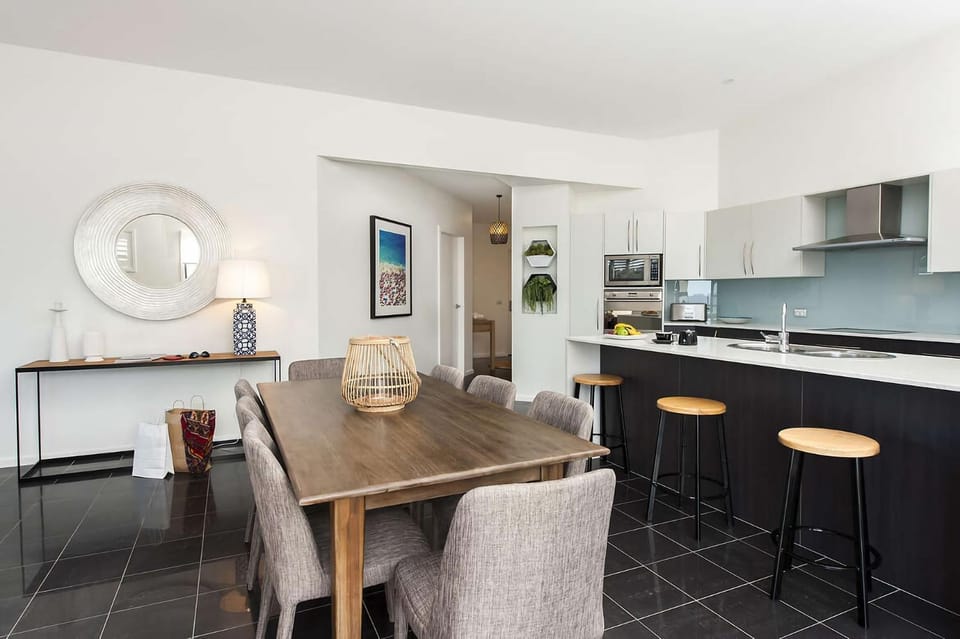 Kitchen or kitchenette, Dining area, oven