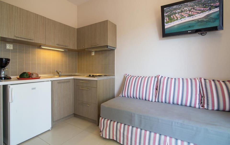 TV and multimedia, Kitchen or kitchenette, Living room, Seating area