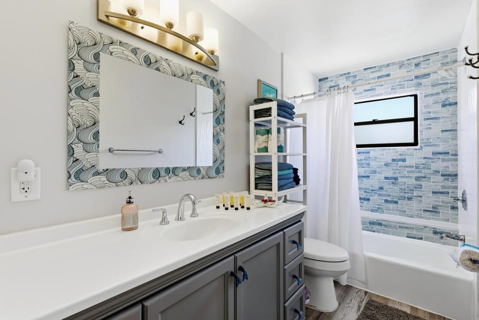 Jellyfish-Flamingo House, Amazing Location On Beach & Walk To Village House in Siesta Beach