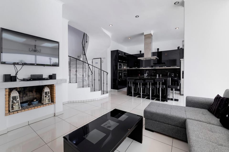 Communal lounge/ TV room, TV and multimedia, Living room, Seating area, Evening entertainment