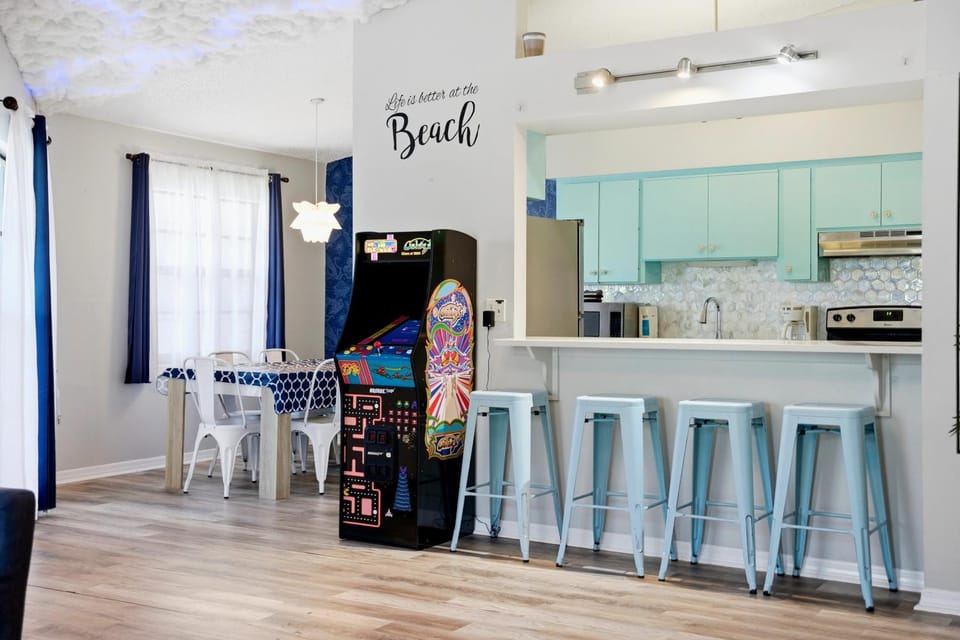 Kitchen or kitchenette, Dining area, oven